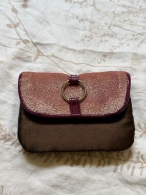 Elegant Card Holder With Ring Accent